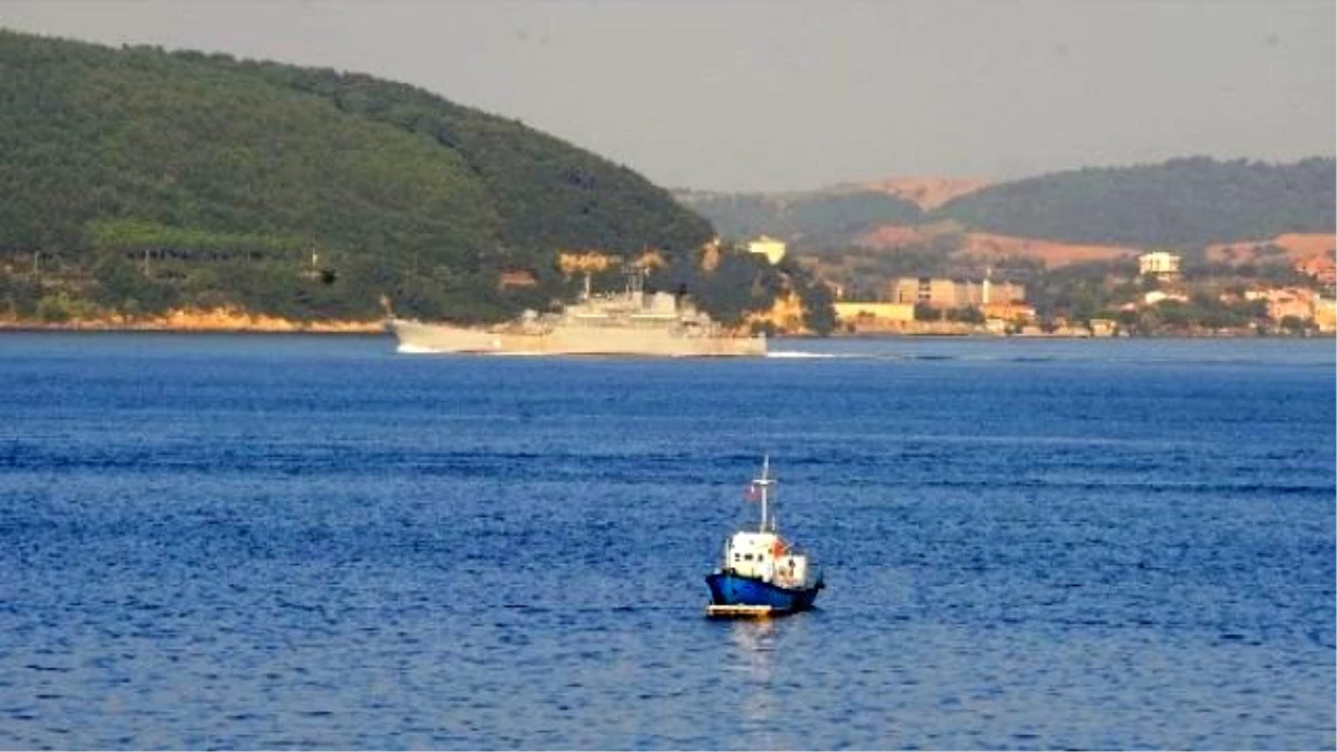 Rus Savaş Gemisi Çanakkale Boğazı\'ndan Geçiş Yaptı