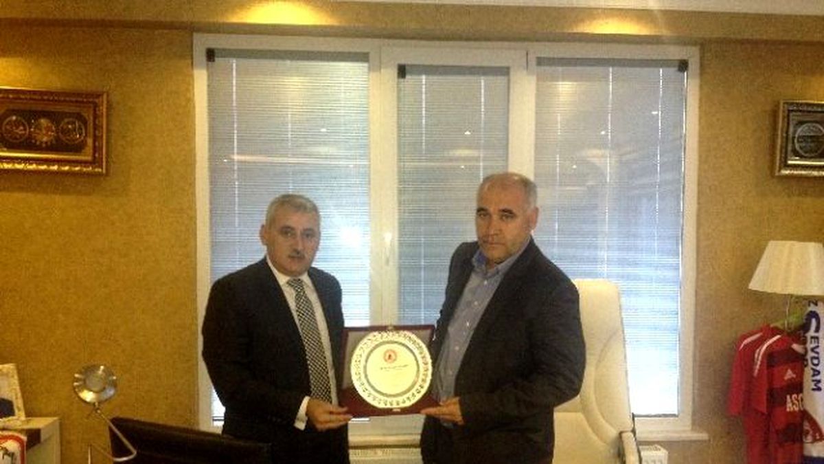 Sadef\'ten Abdurrahman Güngör\'e Plaket