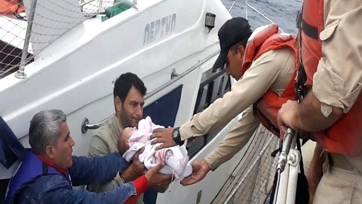 Sahil Güvenlik Göçmen Teknelerinin Peşinde