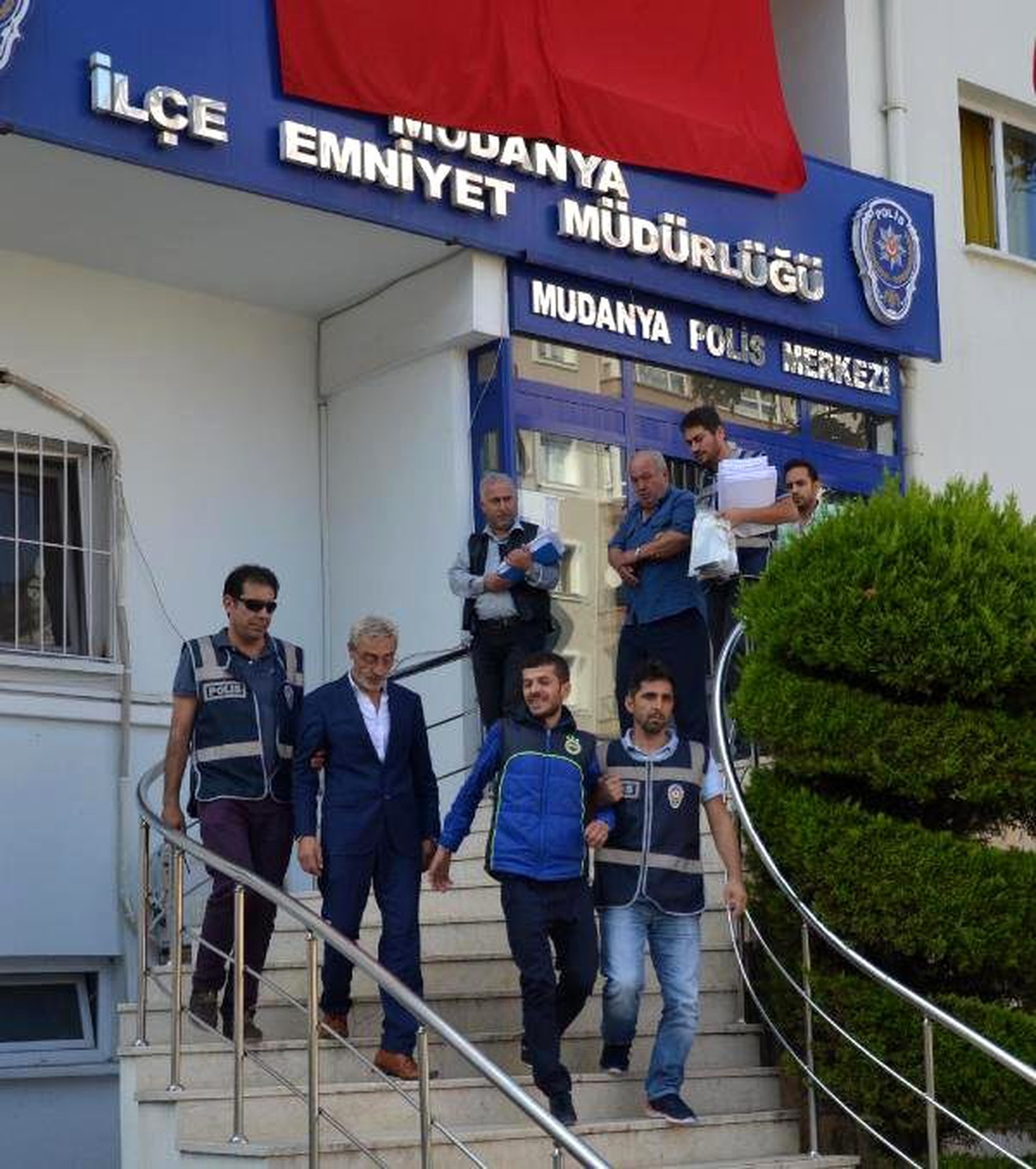 Sahte Kimlikle Bankadan Kredi Çekmek İsteyen 3 Kişi Yakalandı