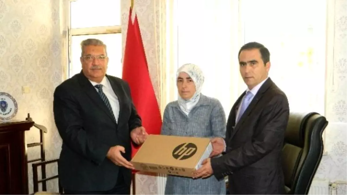 Şehit Çocuğuna Bilgisayar Hediyesi