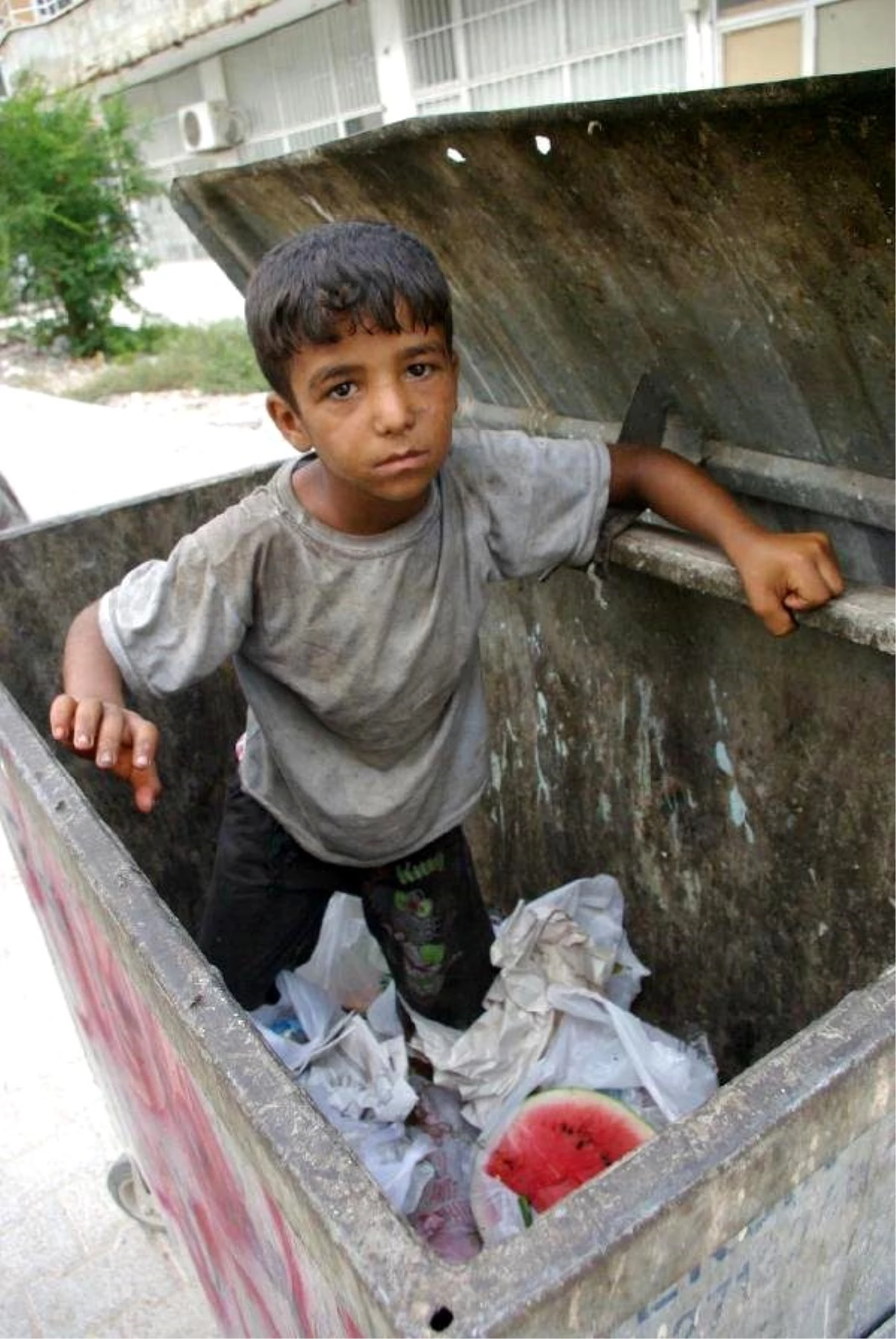 Suriyeli Çocuklar Ekmeklerini Çöpten Çıkartıyor