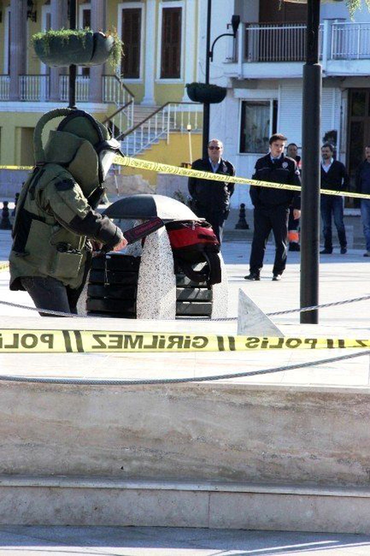 Truva Atı Önünde Bomba Paniği