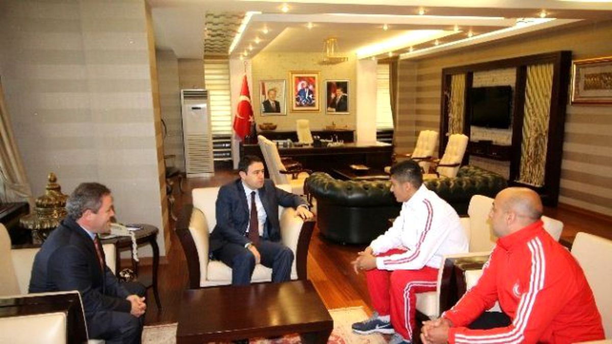 Vali Işın Dünya İkincisi Boksörü Kabul Etti