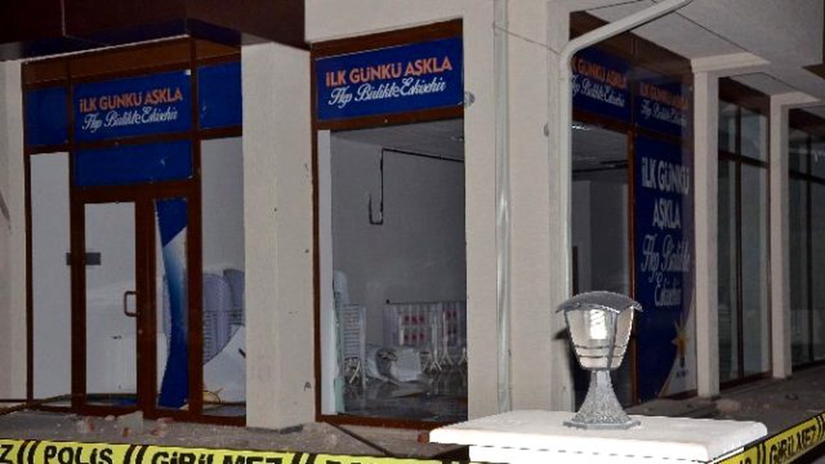 AK Parti Afişlerinin Olduğu Dükkana Saldırı