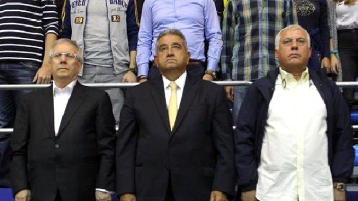 Aziz Yıldırım, Voleybol Takımına Tribünden Destek Verdi