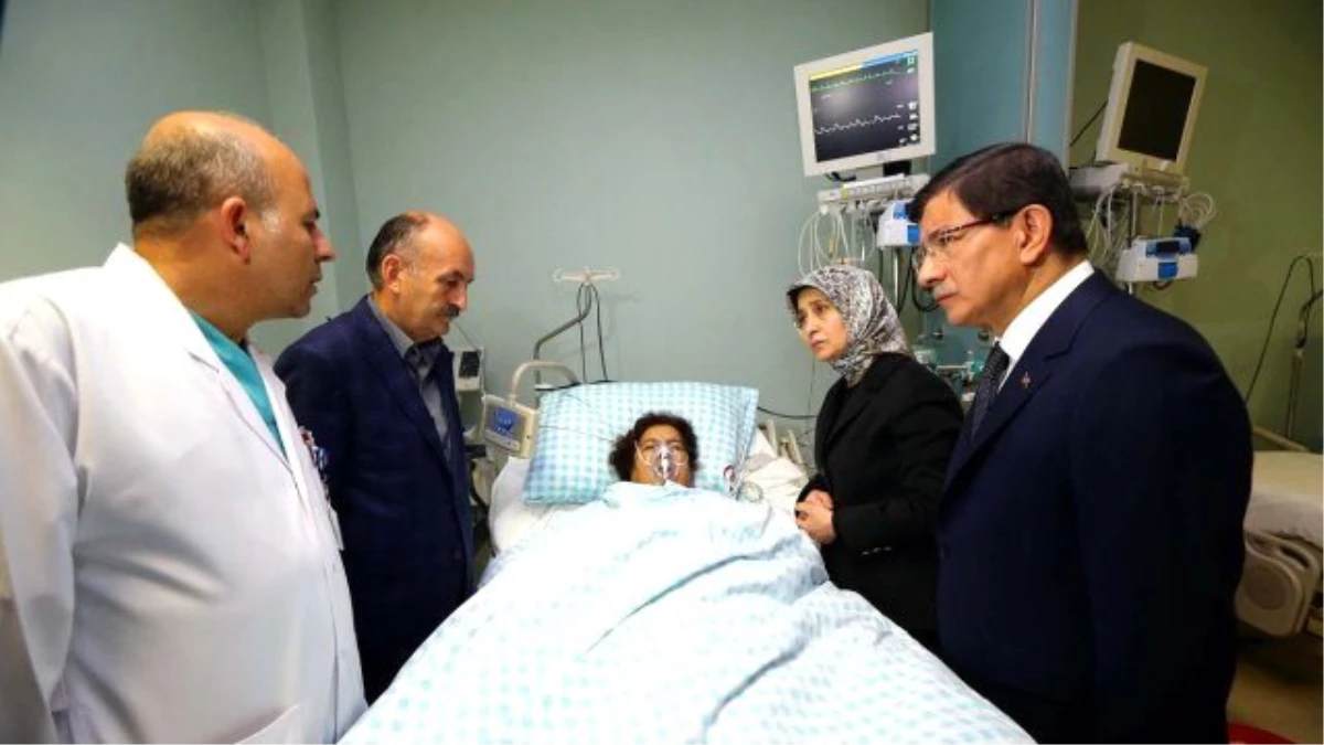Başbakan Davutoğlu Katliamdan Kurtulan Yaralıları Ziyaret Etti