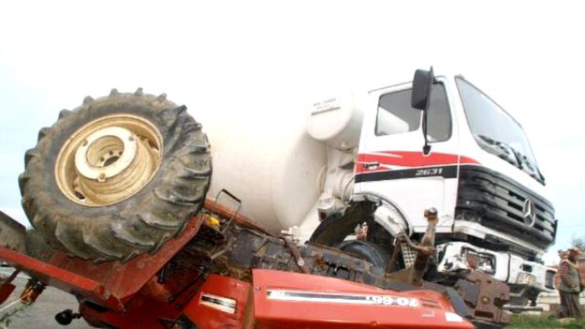 Beton Mikseri Traktöre Çarptı, Sürücü Hafif Yaralı