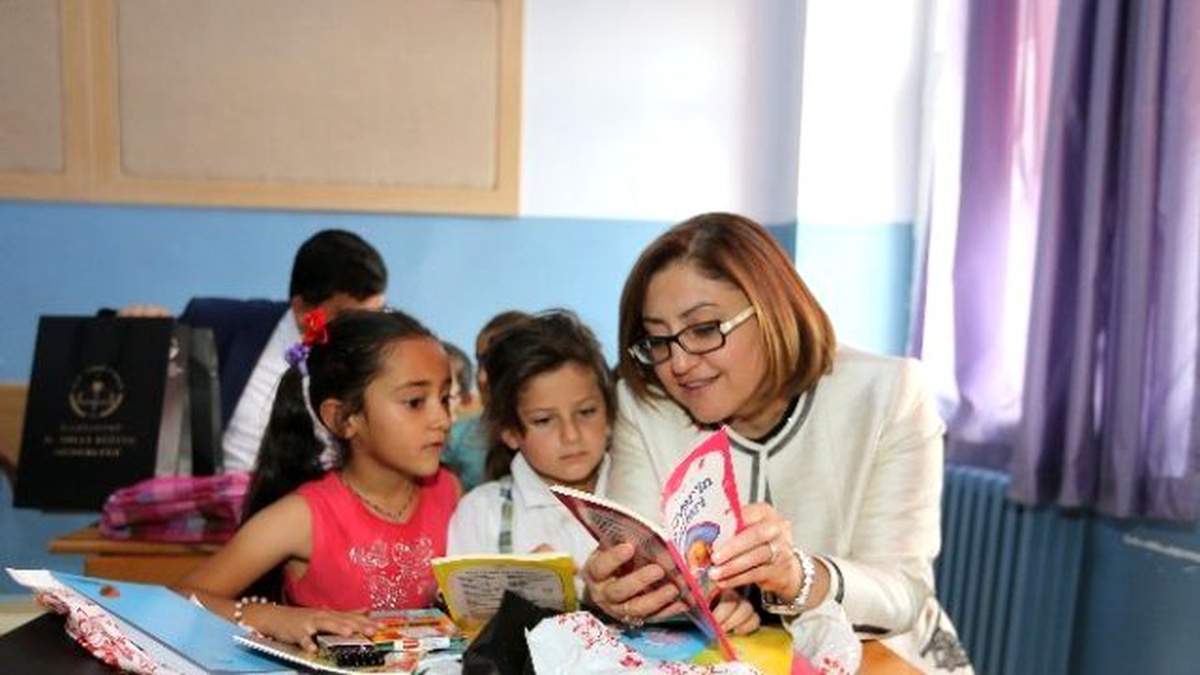 Büyükşehir Belediyesi Başkanı Fatma Şahin\'den Eğitime Dev İstihdam