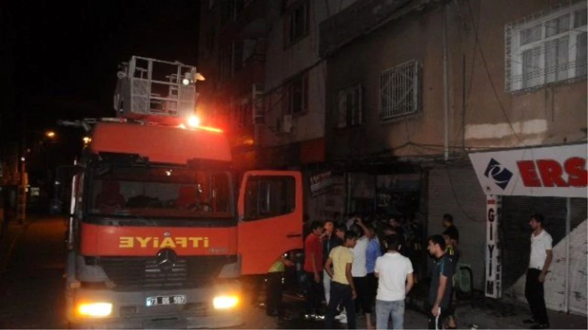 Cizre\'de Olaylı Gece: 2 İş Yeri Yakıldı