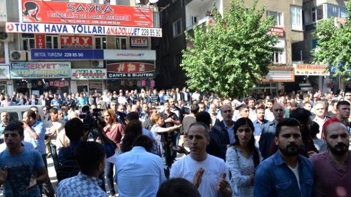 Diyarbakır\'da Bombalı Saldırıya Protesto