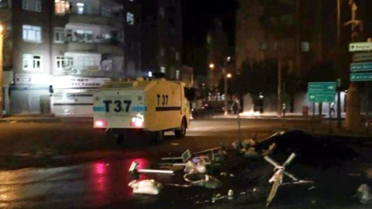 Diyarbakır\'da Yol Kapatan Gruba Polis Müdahale Etti