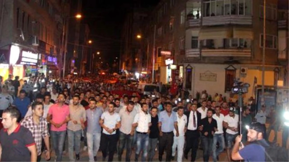 Eskişehir\'de Ankara Saldırısını Protesto Edenler 1 Polisi Yaraladı