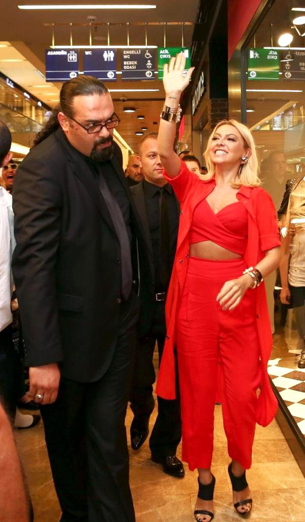 Hadise Antalya\'da Koleksiyon Tanıttı, İmza Dağıttı