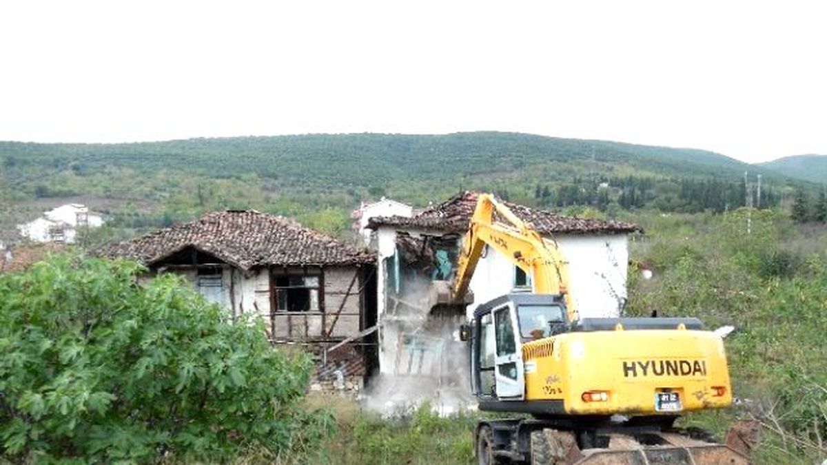 Hatipköy\'de 2 Harabe Yapı Yıkıldı