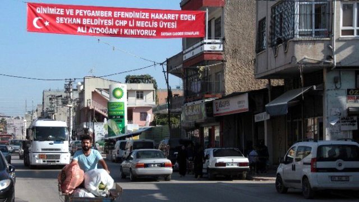 İslam\'a Hakaret Eden Meclis Üyesini Pankartla Kınadılar