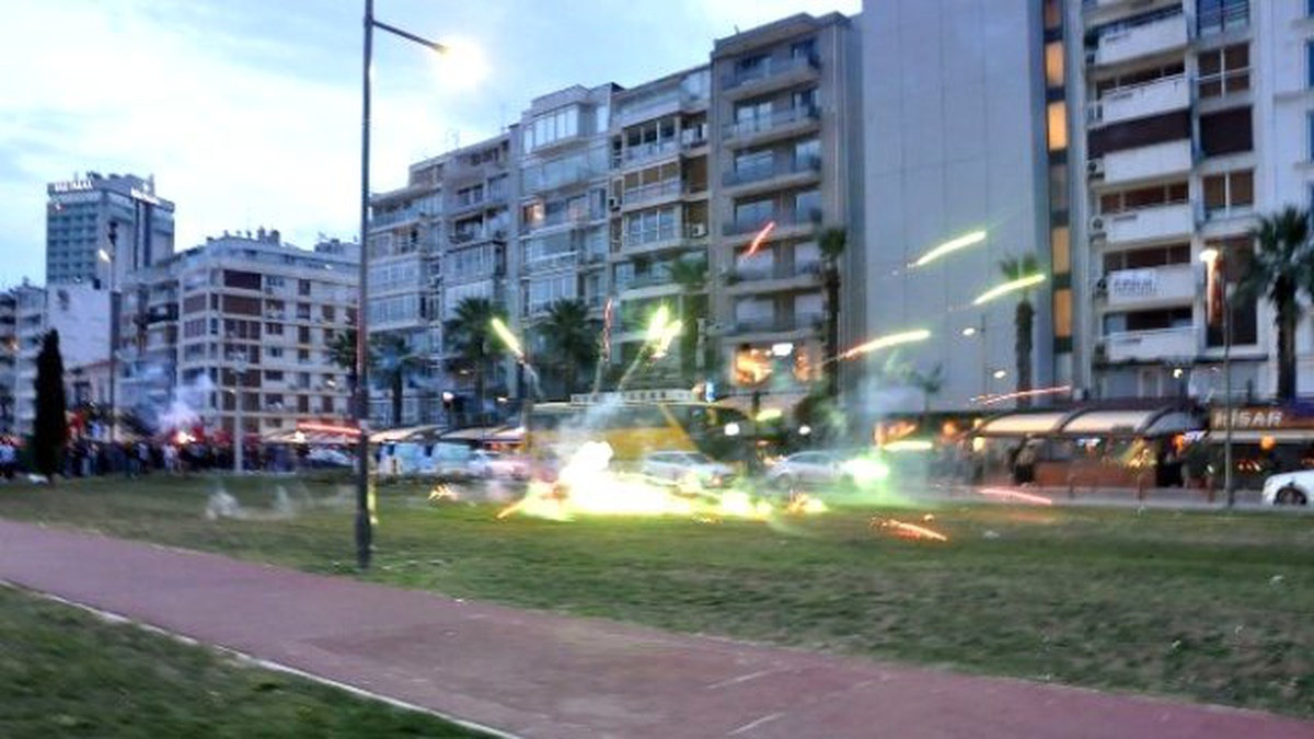 İzmir\'de Polise Havai Fişek ve Taşlarla Saldırı