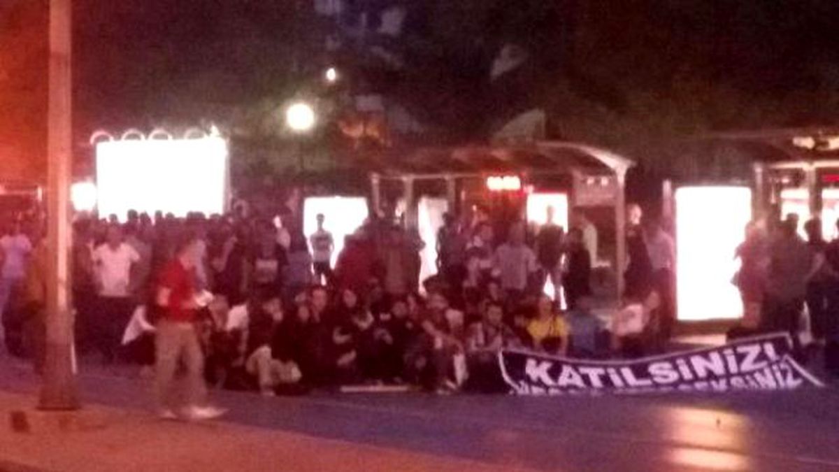 İzmir\'de Terör Saldırısı Protesto Edildi