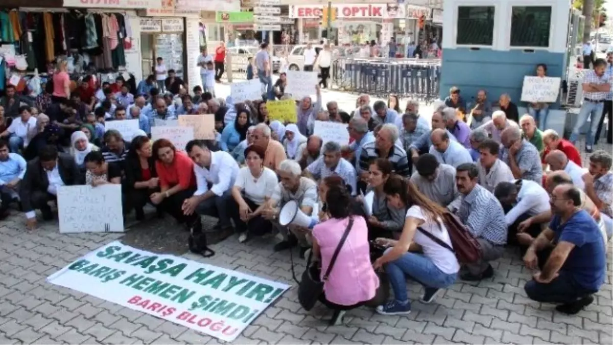 Kanlı Saldırıyı Oturup Şarkı Söyleyerek Protesto Ettiler