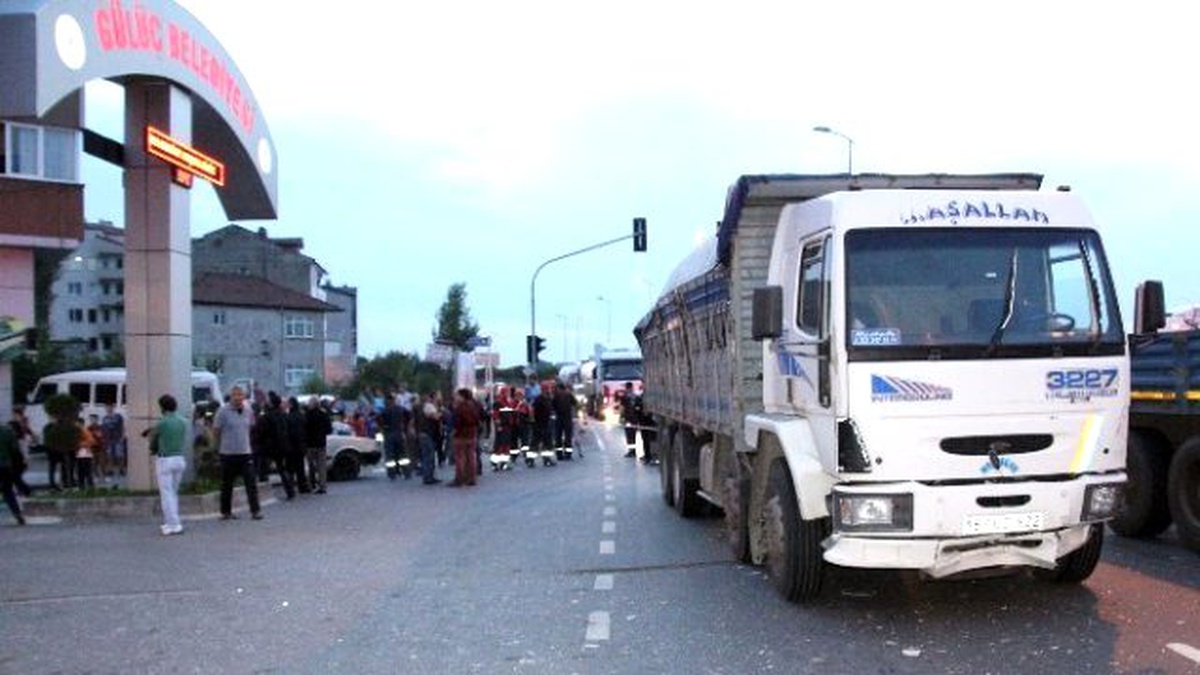 Kavşakta Otomobille Kamyon Çarpıştı: 1 Yaralı