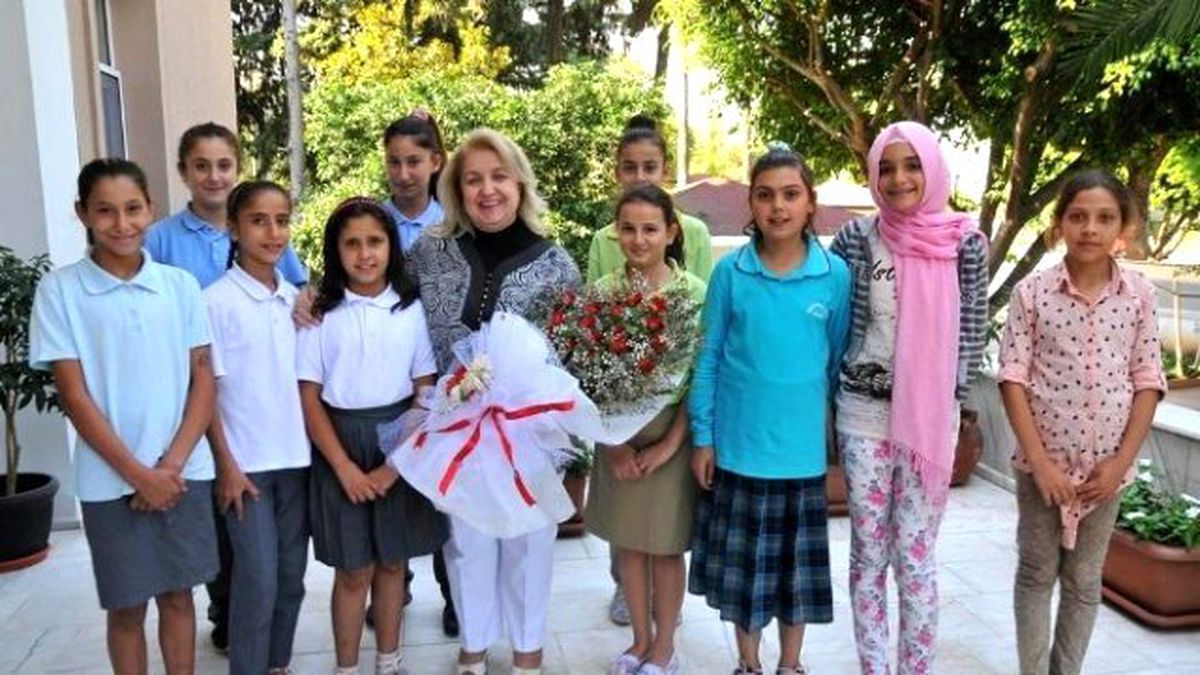 Kız Öğrenciler Kevser Çakacak\'ı Valilik Konağı\'nda Ziyaret Etti