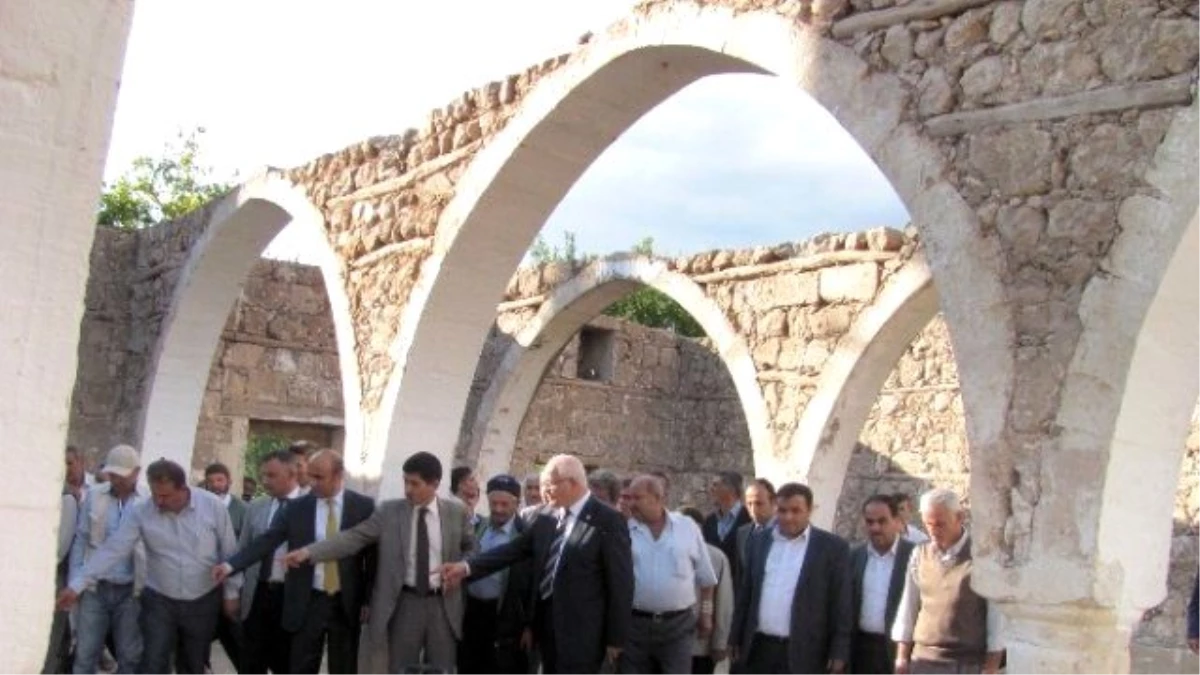 Milletvekili Erdoğan Tarihi Camide Başlatılan Restorasyon Çalışmalarını İnceledi