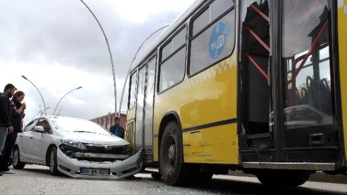 Otomobil Otobüse Çarptı, Trafik Tıkandı