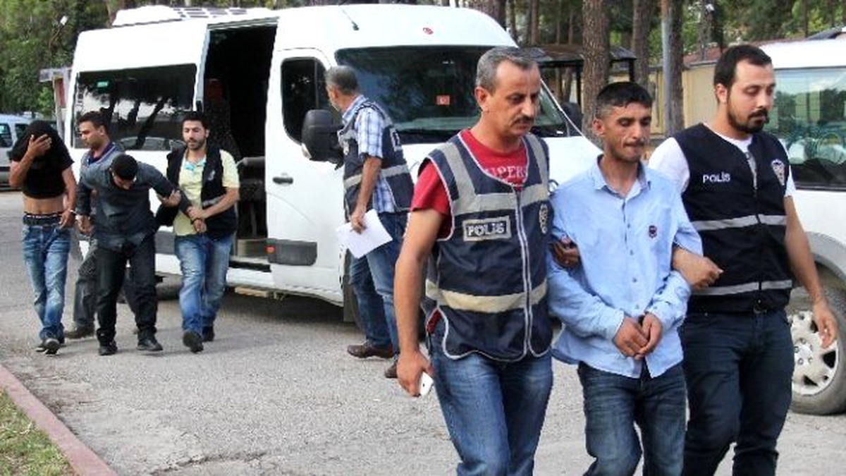PKK\'lıların Torbacıları Kamuflesi Polisi Engelleyemedi