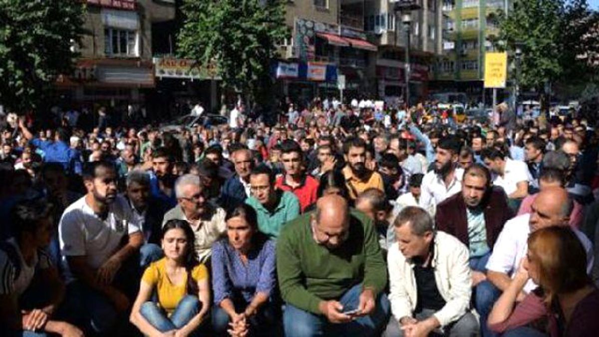 Protesters İn Istanbul Hold Sit-in After Deadly Ankara Attacks