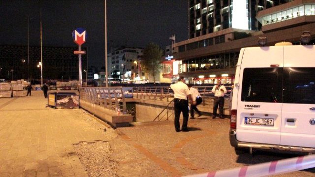 Taksim Metrosunda Şüpheli Paket Paniği