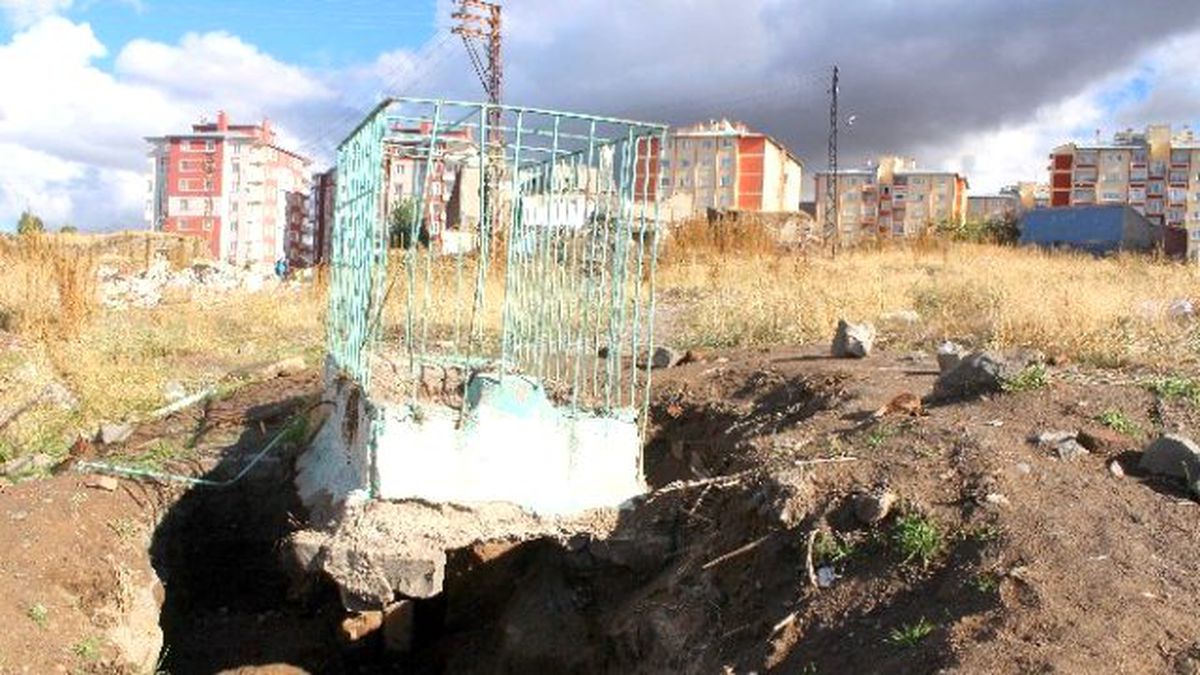 15 Gün Boyunca Mezar Kazıp Define Aradılar