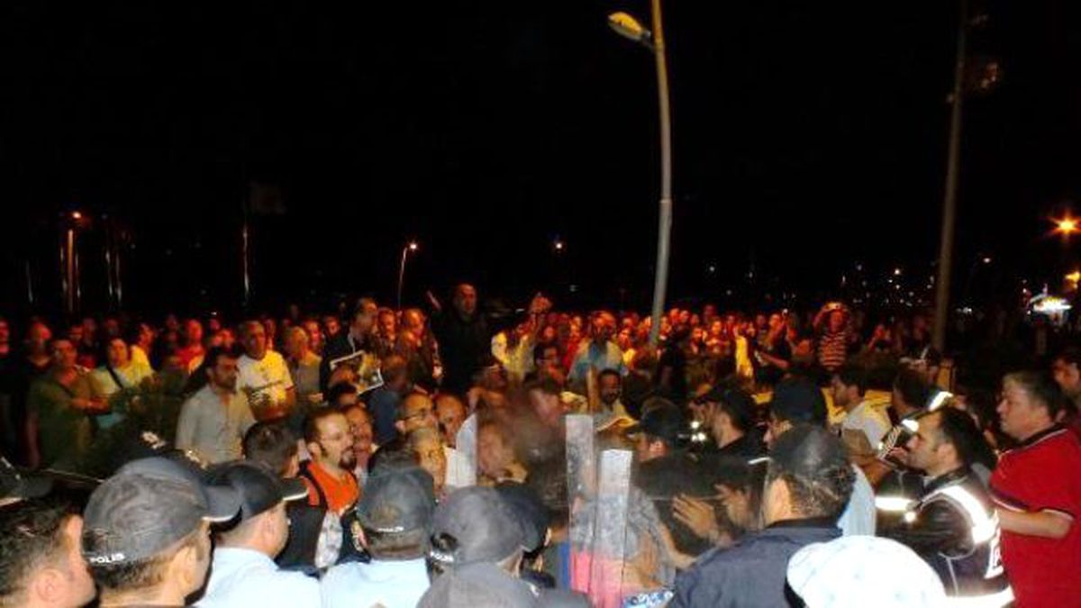 AK Parti İlçe Binasına Siyah Çelenk Bırakmak İsteyen Gruba İzin Verilmedi