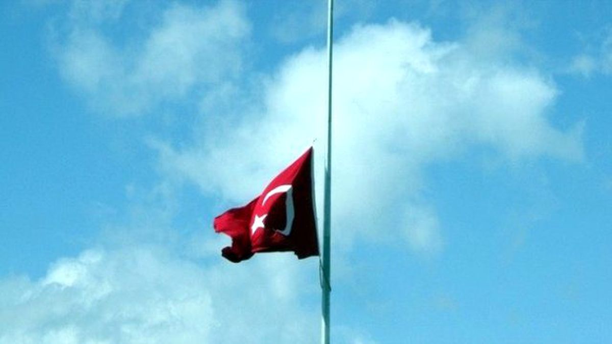Alaplı\'da Bayraklar Yarıya İndi