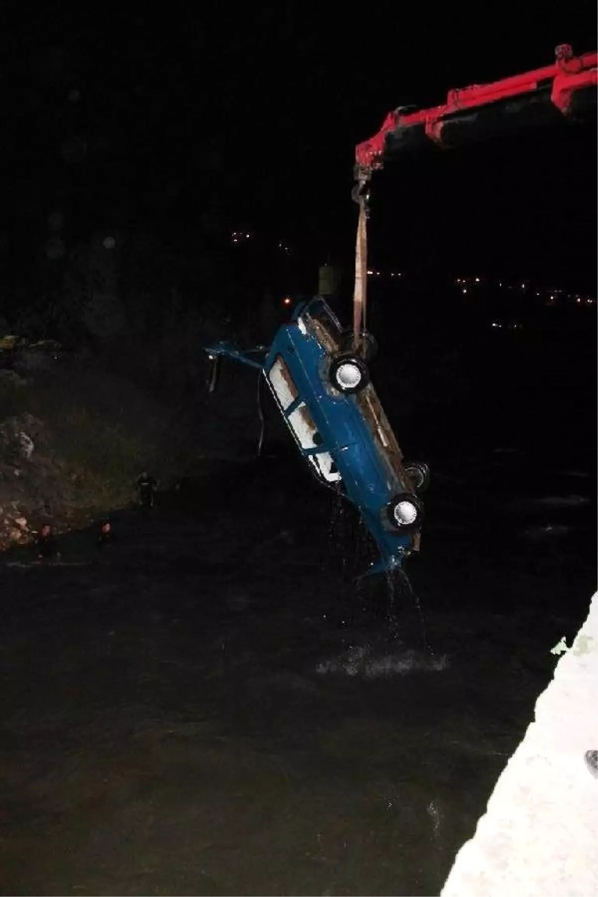 Amasya\'da Otomobil Irmağa Uçtu, 1 Yaralı, 1 Kayıp