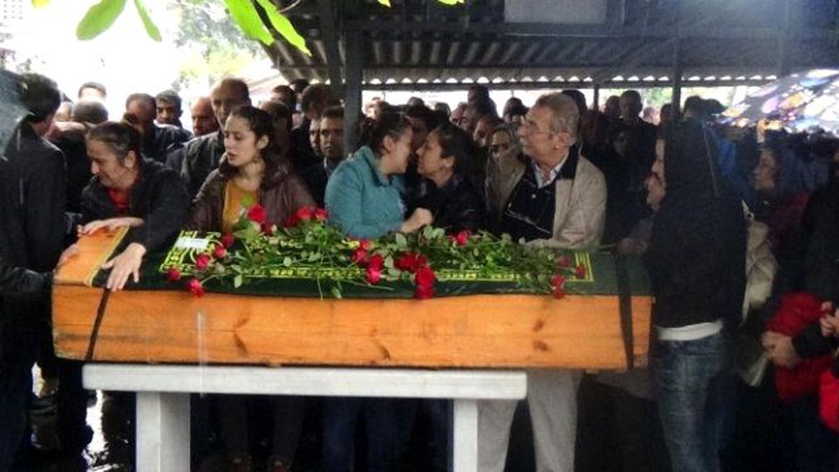 Ankara\'da Ölen Emep Çanakkale İl Başkanı Toprağa Verildi