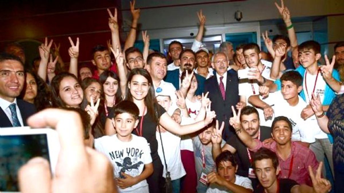 Patlamada Ölen Gençlerin Kılıçdaroğlu ile Son Fotoğrafları