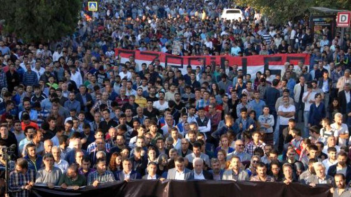Ankara\'daki Bombalı Saldırıya Diyarbakır\'da Tepki Yürüyüşü