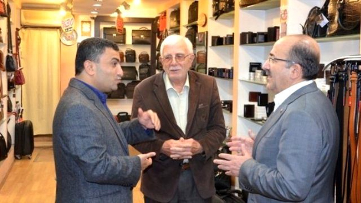 Başkan Gümrükçüoğlu, Uzunsokak\'ta Vatandaşlarla Görüştü