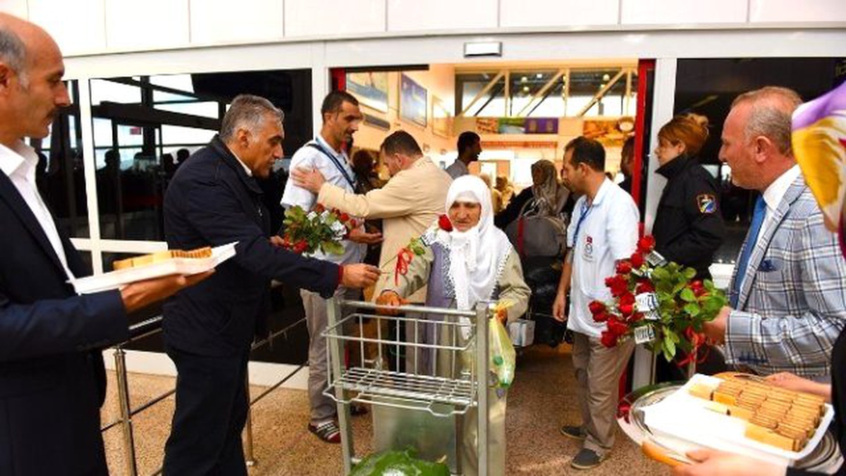 Büyükşehir, Hacıları Güllerle Karşıladı