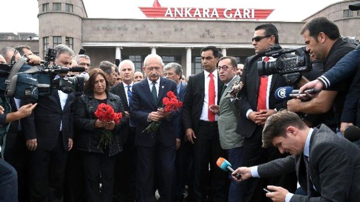 CHP Genel Başkanı Kılıçdaroğlu, Karanfil Bıraktı