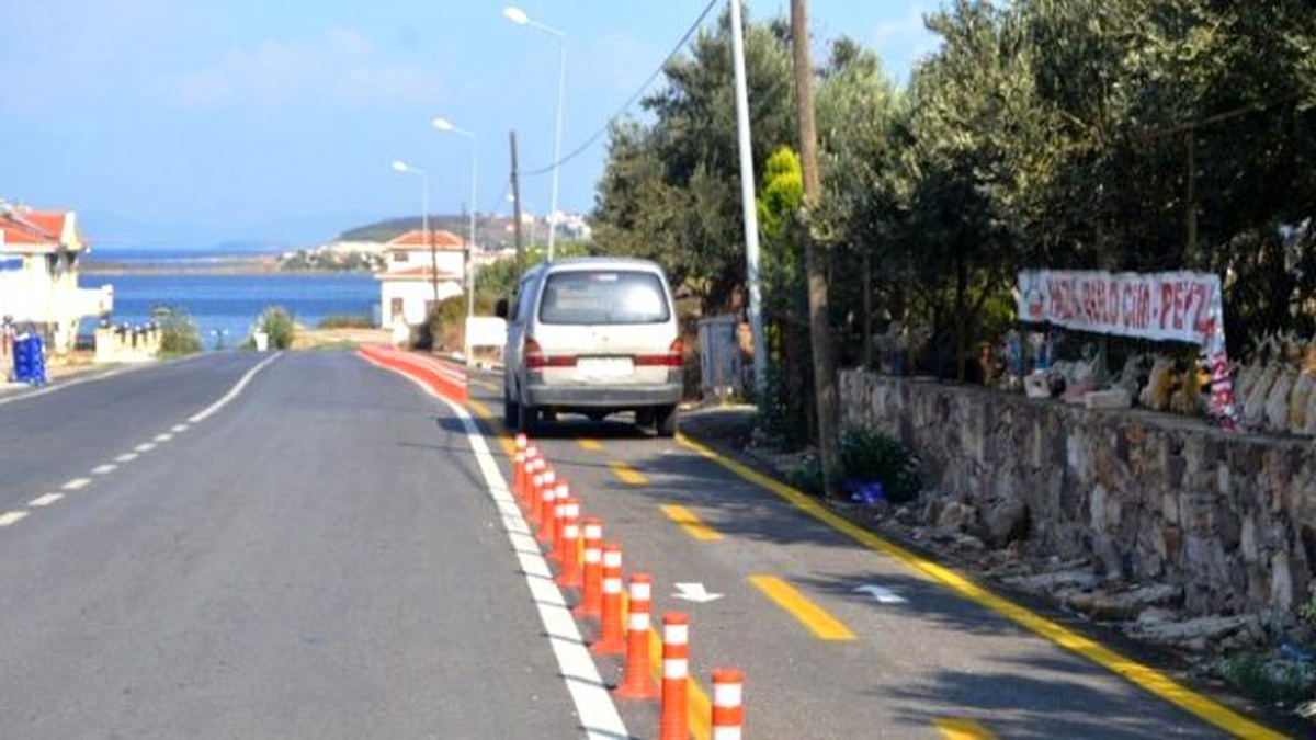 Cunda Bisiklet Yoluna Park Eden Araçlar Tepki Çekiyor