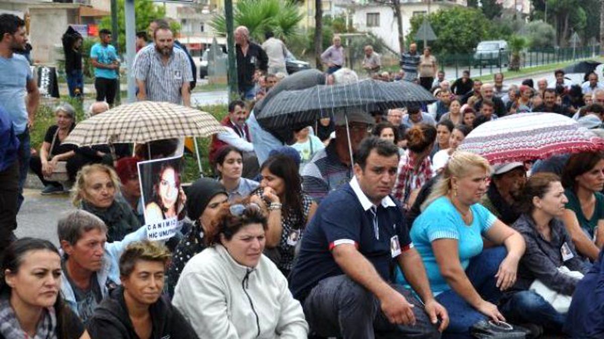 Didim\'de Yağmur Altında Terör Protestosu