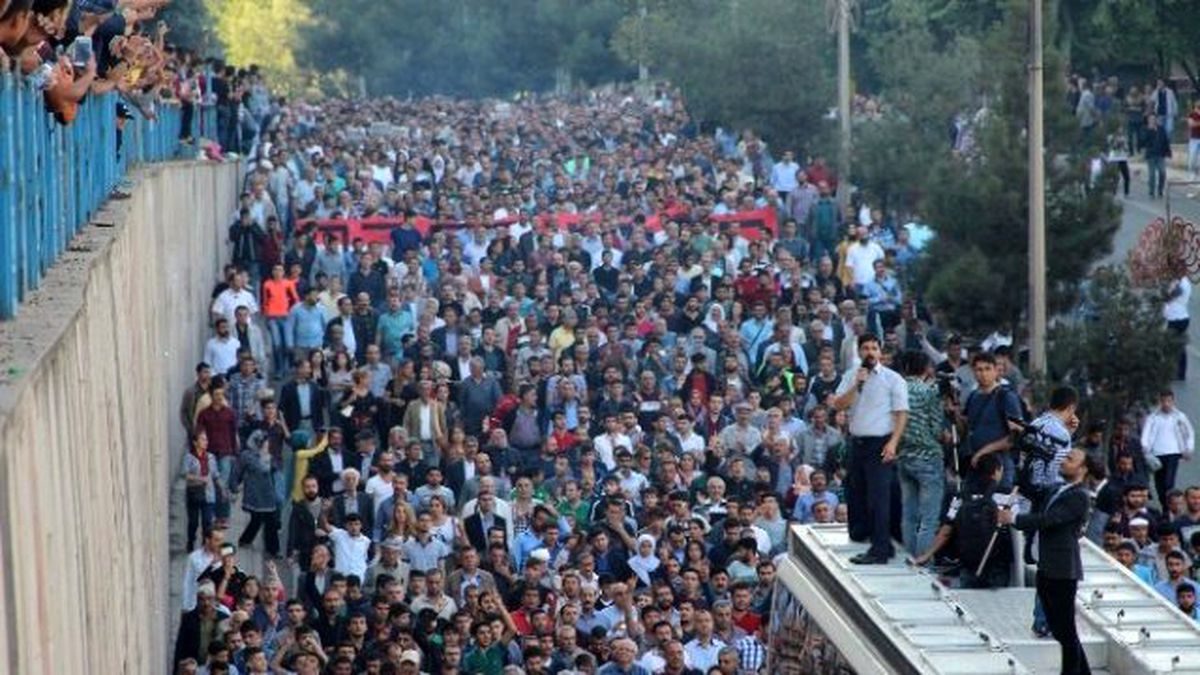 Diyarbakır\'da Terör Protestosunda Olaylar Çıktı