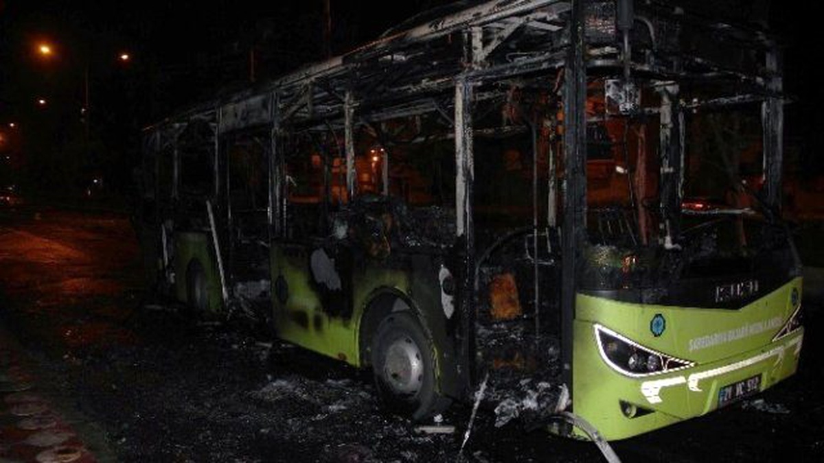 Diyarbakır\'da Yüzleri Maskeli Grup Otobüsü Yaktı