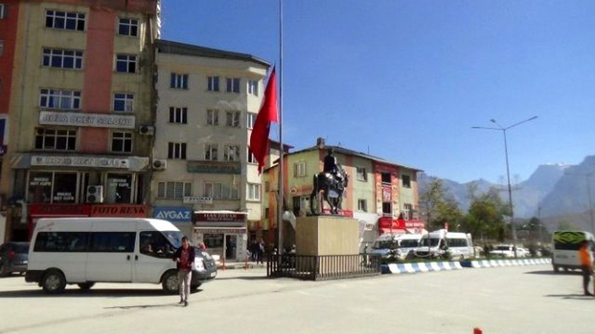Hakkari\'de Bayraklar Yarıya İndirildi