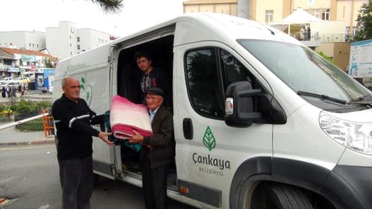 Hastane Önlerindeki Yaralı Yakınlarına İnsani Yardım