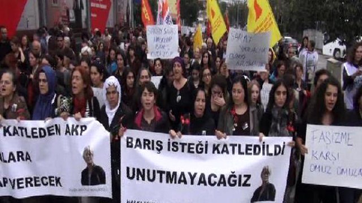 Hdp\'li Vekil Adayının Cenazesine Katılmak İçin Yüzlerce Kişi Yürüdü...