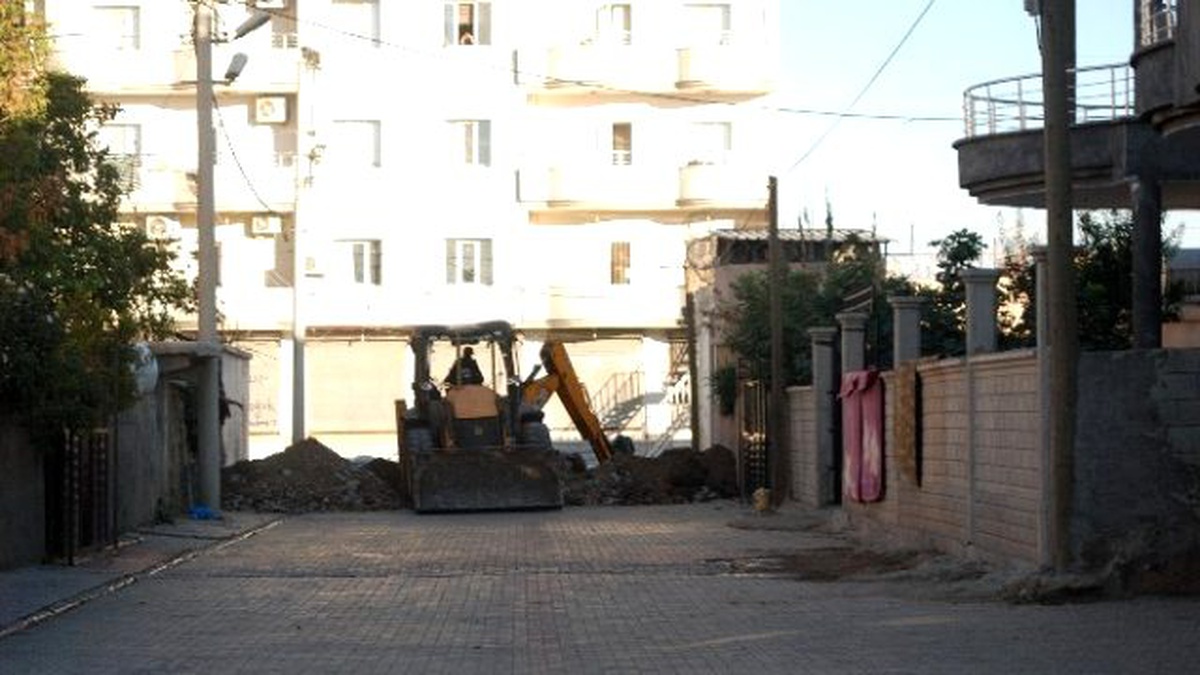İdil\'de Ağır Silahlarla Gezip Hendek Kazan PKK\'lılara Polis Müdahale Etti