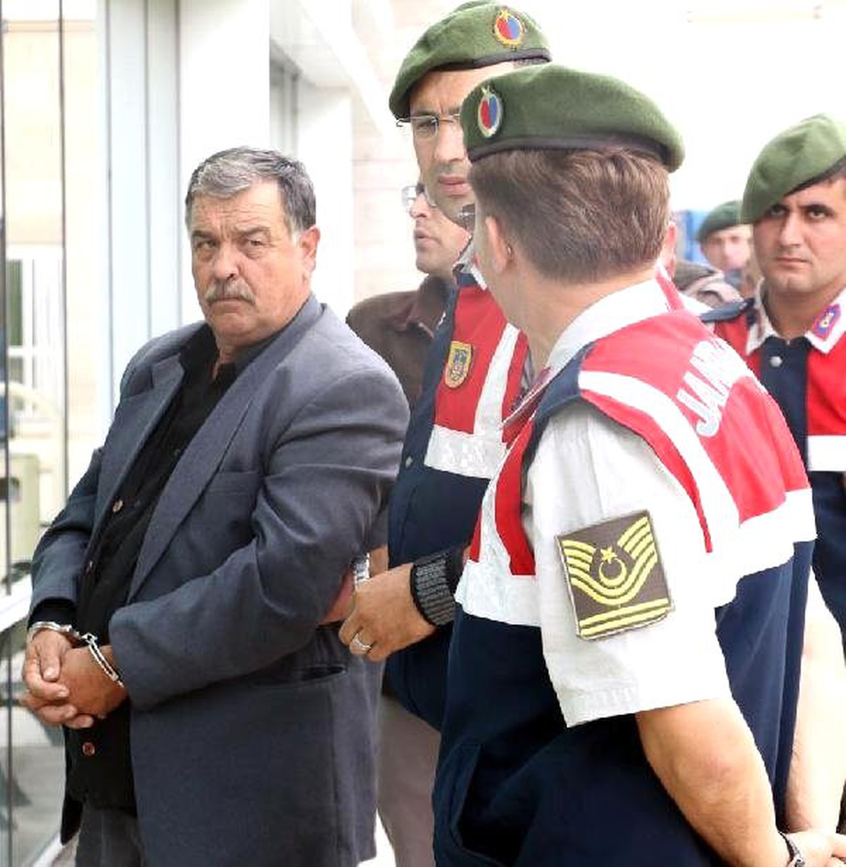 Jandarma, Tabancayla Havaya Ateş Eden Muhtarı Suçüstü Yakaladı