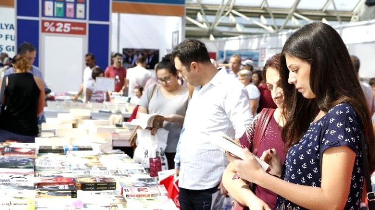 Konyaaltı Kitap Fuarı\'na Kitapseverlerin İlgisi Yoğun